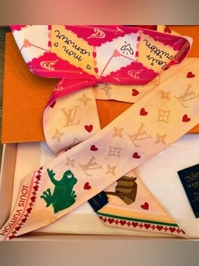 Like new! Louis Vuitton Bandeau BB Silk Twilly, full set! Love Letters